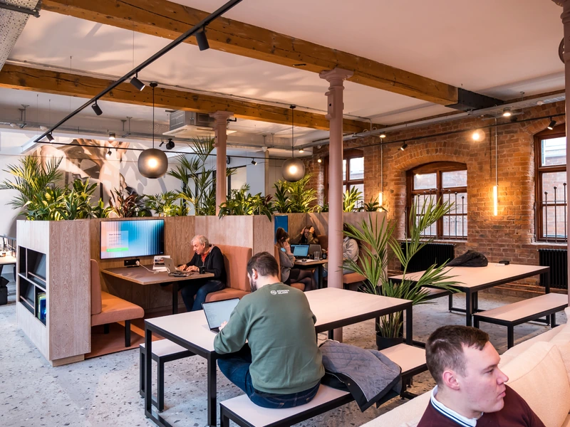 Tích hợp hệ thống smart desk booking (đặt bàn) giúp nhân viên chủ động lựa chọn không gian làm việc trống (Nguồn: Internet)