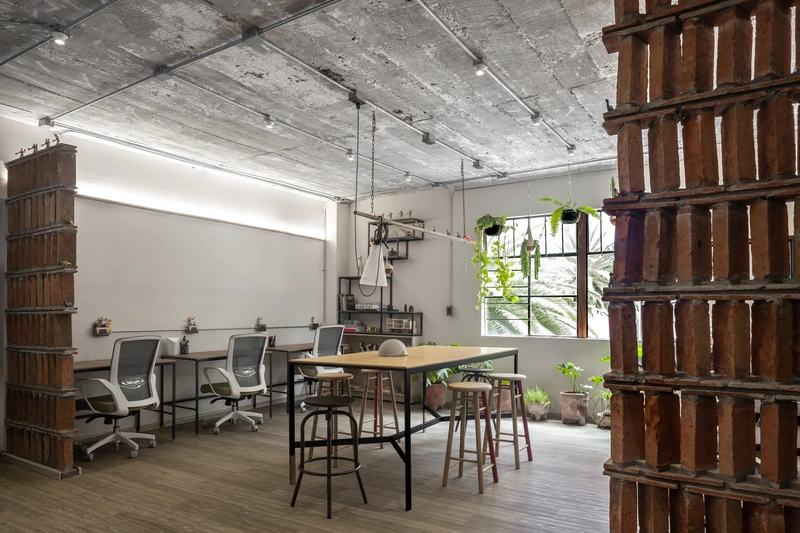 Wabi-sabi tôn vinh vẻ đẹp của sự không hoàn hảo - những vật liệu thô mộc có vết nứt tự nhiên trở thành điểm nhấn nghệ thuật (Nguồn: Internet)