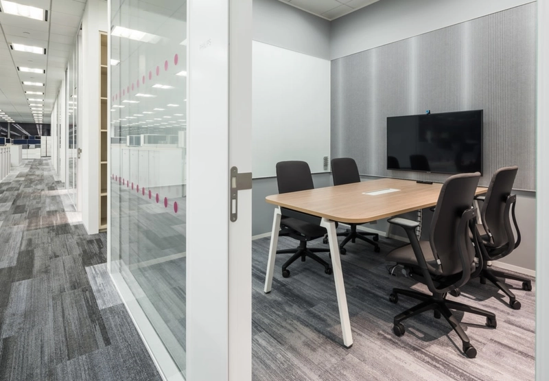 Acoustically shielded focus zones with minimal visual stimuli provide professionals the essential quietude required for deep, concentrated work (Source: Internet)