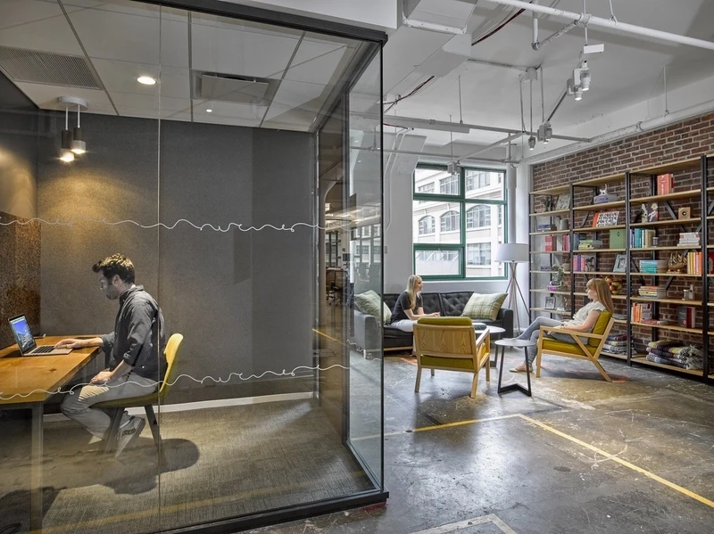 By minimizing visual distractions and incorporating biophilic elements, these dedicated quiet rooms empower staff to seamlessly transition into deep work modes. (Source: Internet)