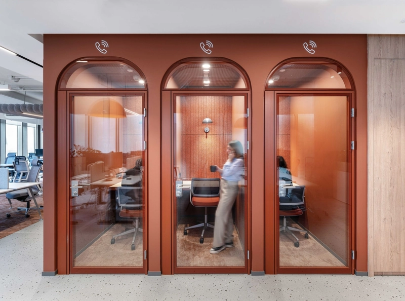 By minimizing visual distractions and incorporating biophilic elements, these dedicated quiet rooms empower staff to seamlessly transition into deep work modes. (Source: Internet)
