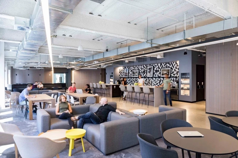 Informal lounge settings and collaborative hubs foster a dynamic environment tailored for spontaneous brainstorming and cross-departmental interactions.