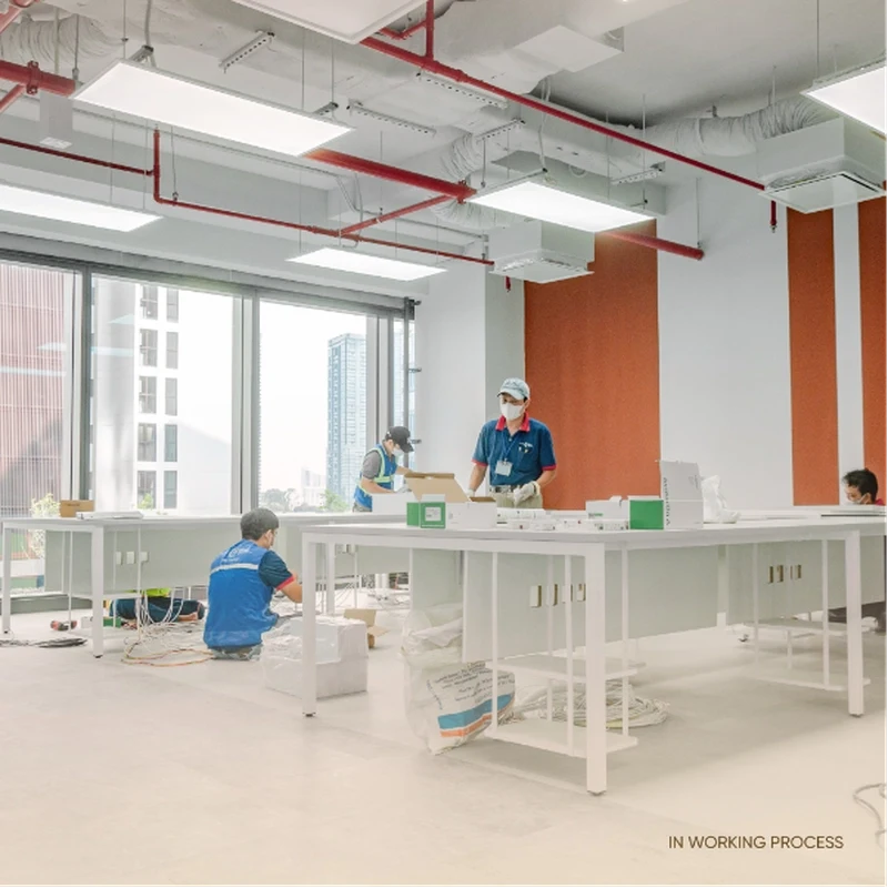 As an elite workspace interior designer, Deco Crystal's design philosophy delivers motivational, employee-centric environments that significantly boost operational efficiency and staff productivity