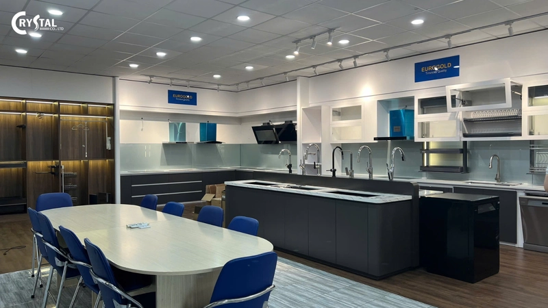 Dự án thi công nội thất showroom hiện đại cho thương hiệu Eurogold, thực hiện bởi đội ngũ Crystal Design TPL (Nguồn: Deco Crystal) 