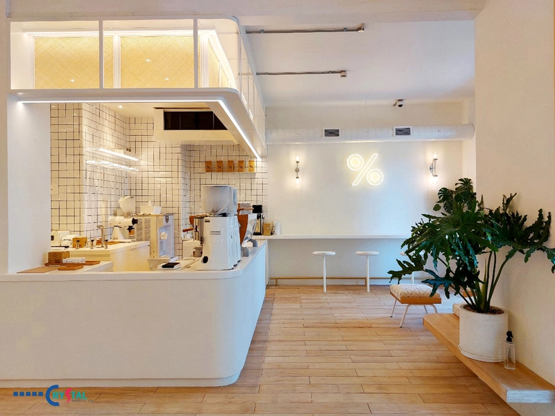 Hệ thống ánh sáng nhiều lớp gồm đèn ray, đèn hắt và đèn tường thủy tinh giúp tôn lên vẻ ấm cúng, sang trọng cho toàn bộ không gian (Nguồn: Deco Crystal) 