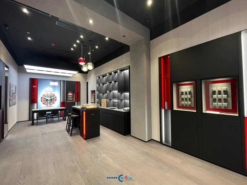 Showroom sử dụng bộ ba màu sắc kinh điển cấu thành nên nhận diện Tudor: Đen huyền bí (Chủ đạo) - Đỏ quyền lực (Điểm nhấn) - Trắng/Xám bê tông (Nền trung tính) (Nguồn: Deco Crystal) 
