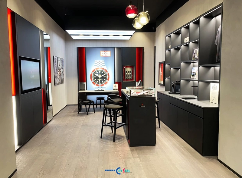 Ánh sáng là yếu tố cốt lõi giúp nâng tầm giá trị không gian của showroom, với hộp đèn trần cỡ lớn, đèn thả trang trí và đèn âm trần, âm tủ được bố trí dày đặc, tối ưu hiệu ứng thị giác (Nguồn: Deco Crystal) 