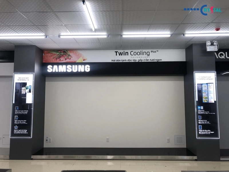 Vách, đảo trưng bày sản phẩm tủ lạnh được thi công bởi đội ngũ Crystal Design TPL (Nguồn: Deco Crystal) 