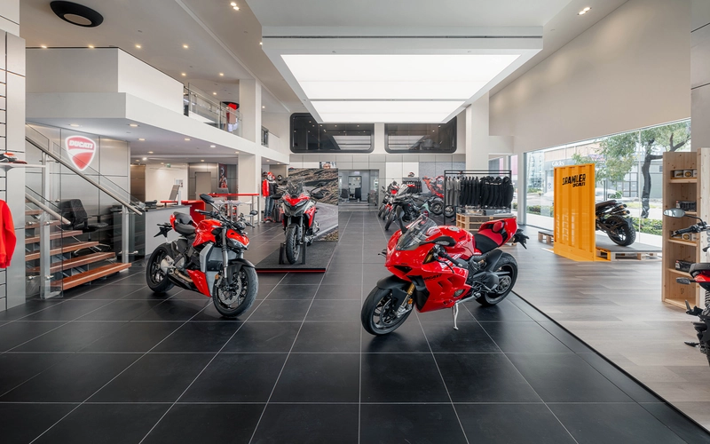 Mẫu thiết kế nội thất showroom xe mô-tô với không gian mở và lối đi rộng rãi (Nguồn: Internet) 