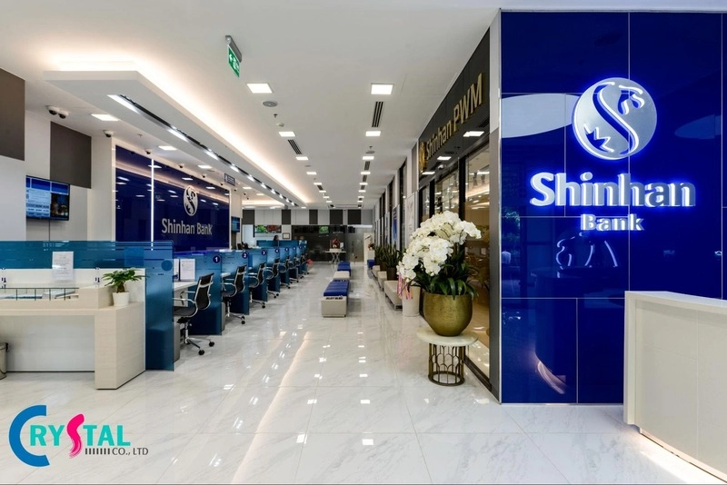 Thiết kế văn phòng giao dịch ngân hàng với quầy đá nhân tạo và trần đèn âm dọc lối tiếp đón