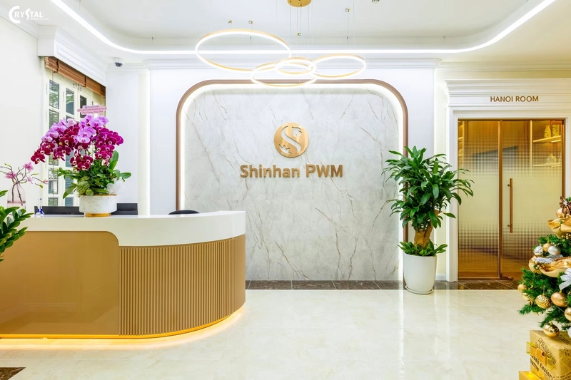 Quầy lễ tân Shinhan PWM ốp vàng đồng trên nền đá marble trắng, mẫu thiết kế văn phòng sang trọng
