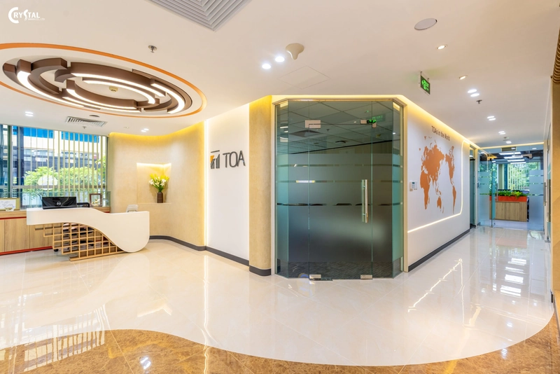 Sảnh lễ tân TOA với trần cong ốp gỗ, sàn bóng và bản đồ thế giới trên tường, thiết kế văn phòng công ty đẹp