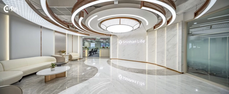 Sảnh Shinhan Life lát đá trắng, trần tròn đồng tâm, thiết kế nội thất tòa nhà văn phòng hiện đại