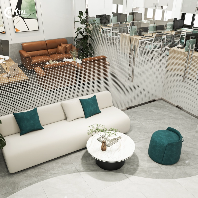 Khu chờ sofa trắng bo cong, gối xanh ngọc và vách kính họa tiết chấm tròn, mẫu văn phòng đẹp và tinh tế