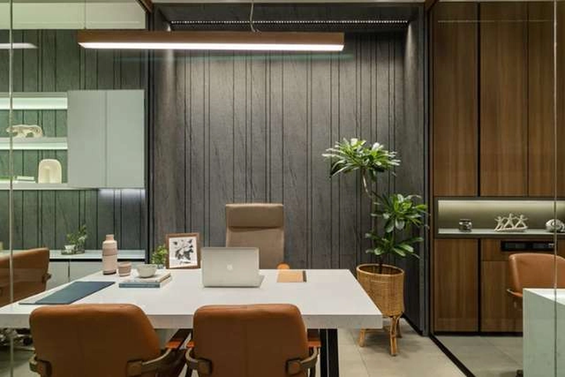 Phòng họp văn phòng 70m2 hiện đại với bàn trắng, ghế da nâu và tường lam gỗ sẫm phía sau